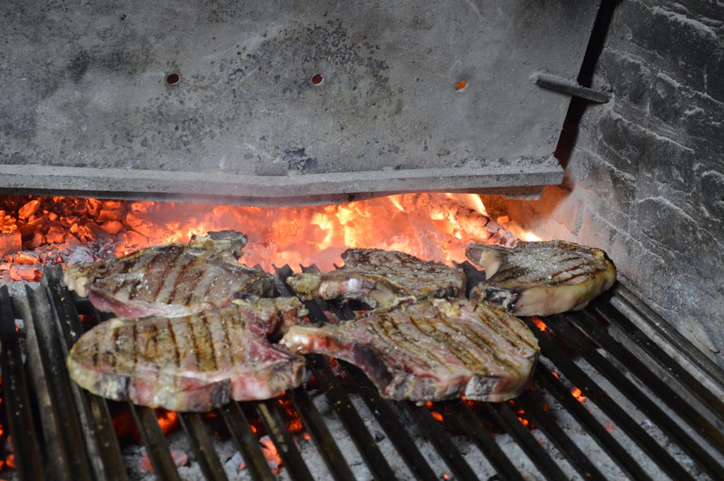 cuocere la carne alla griglia
